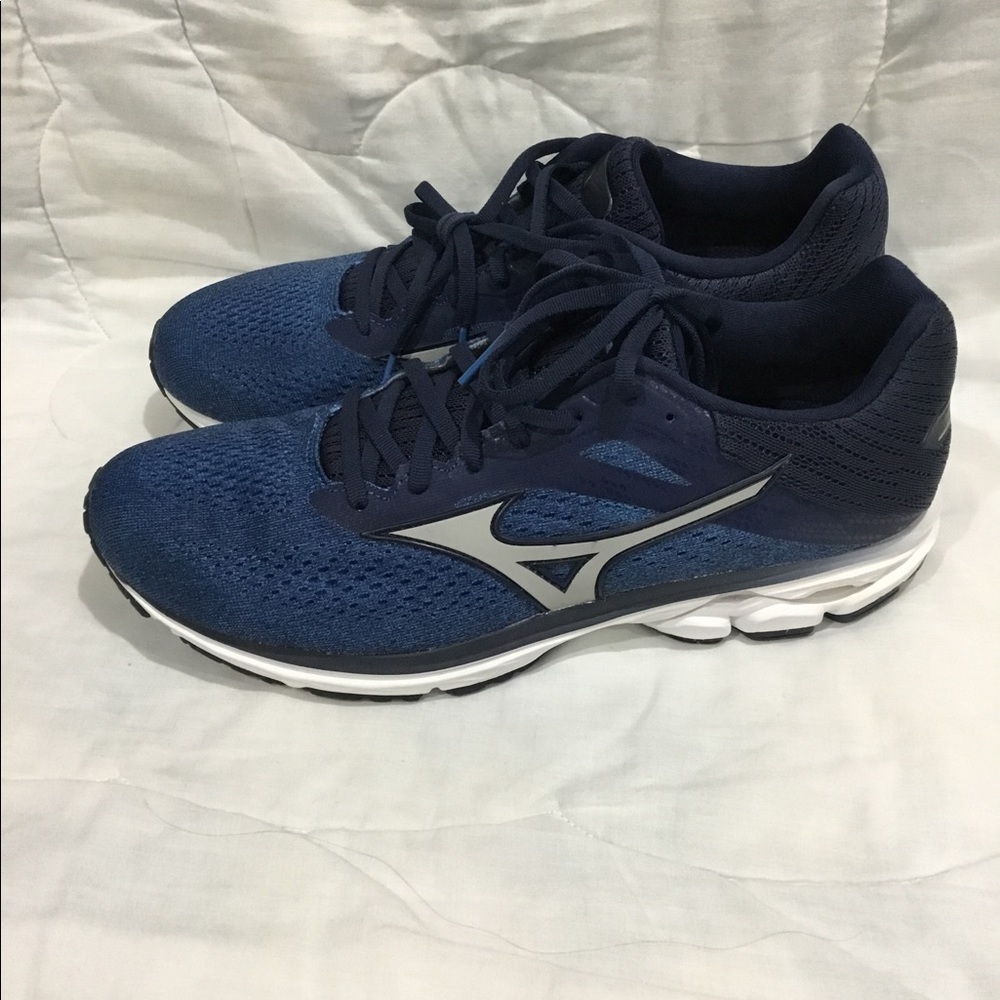 Wave Rider 23 running shoes